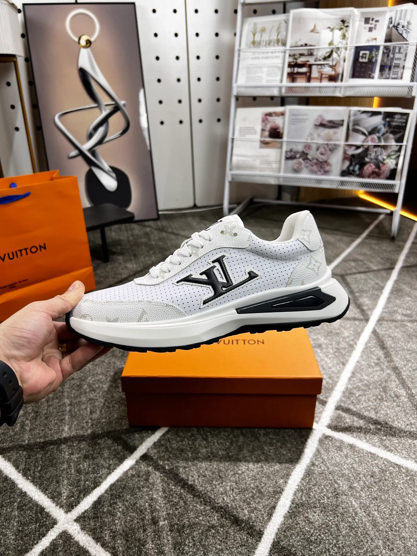 Factory price: 438 💰 LV new casual men's shoes 👉 👉 Fashionable and versatile, 💞 simple and elegant style, 🔊 made of imported cowhide, ☑️ breathable mesh lining, sheepskin feet, original wear-resistant rubber outsole, exclusive new style, actual shot, three colors available, code number: 38-44, (45 can be customized)